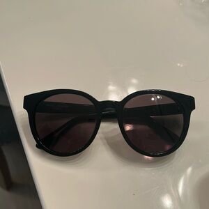 Chic Black Round Sunglasses 
No case